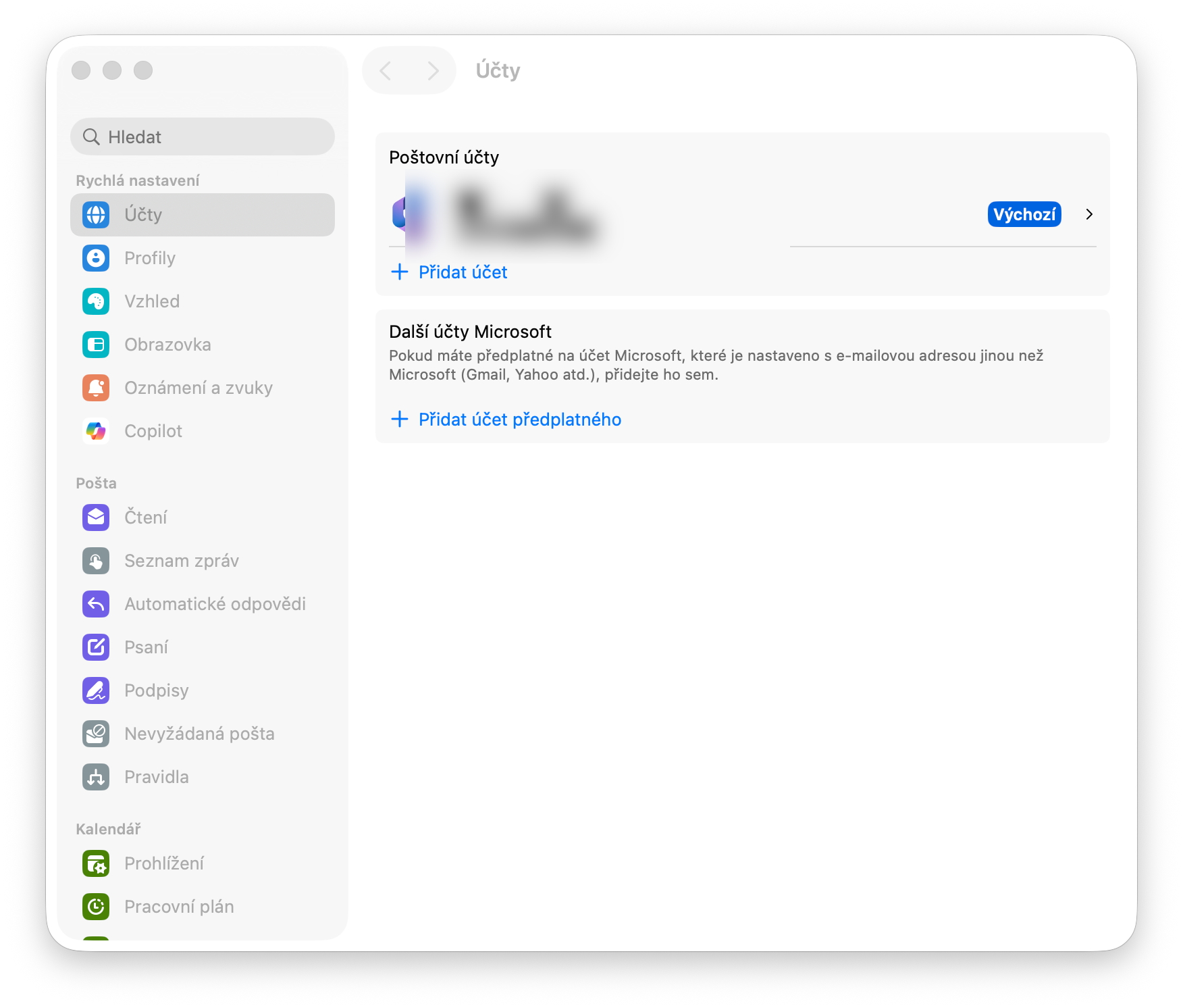 Položka Účty v aktuálním nastavení Outlooku pro Mac s rozmazaným názvem a adresou účtu